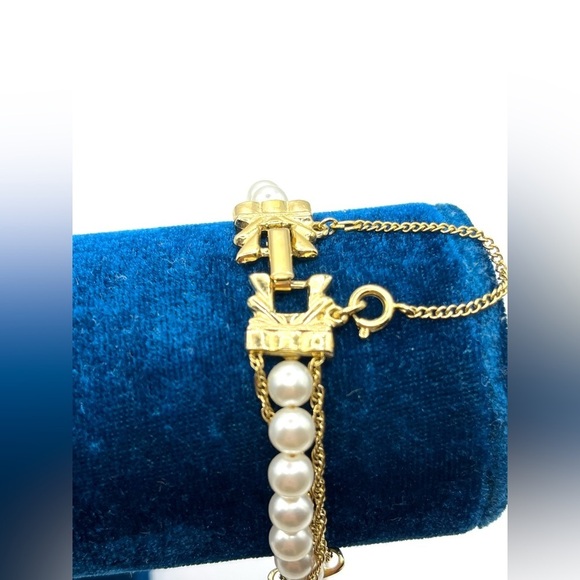 Vintage Bracelet Goldette NY Pearl & Gold Chain Bracelet Gold Tone safety clasp - Picture 3 of 12